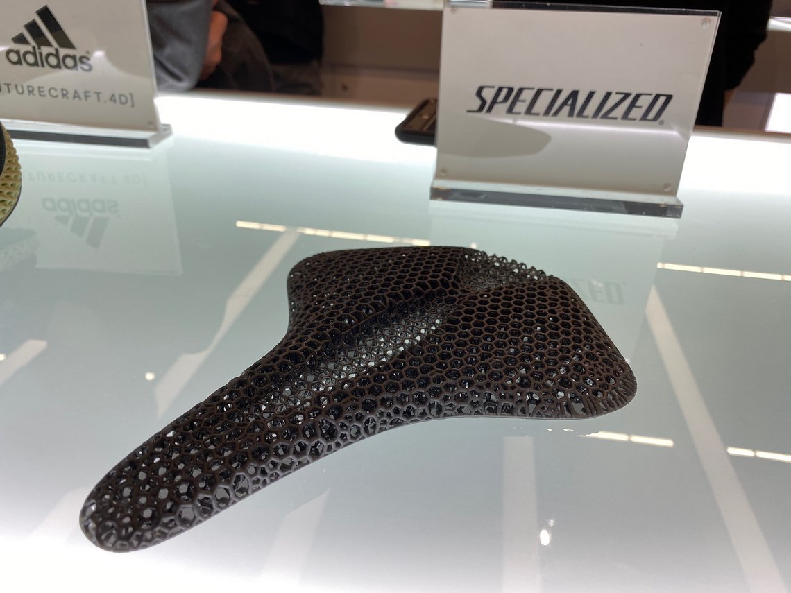 Am Stand des 3D-Drucker-Herstellers "Carbon" lag die Specialized Satteldecke aus