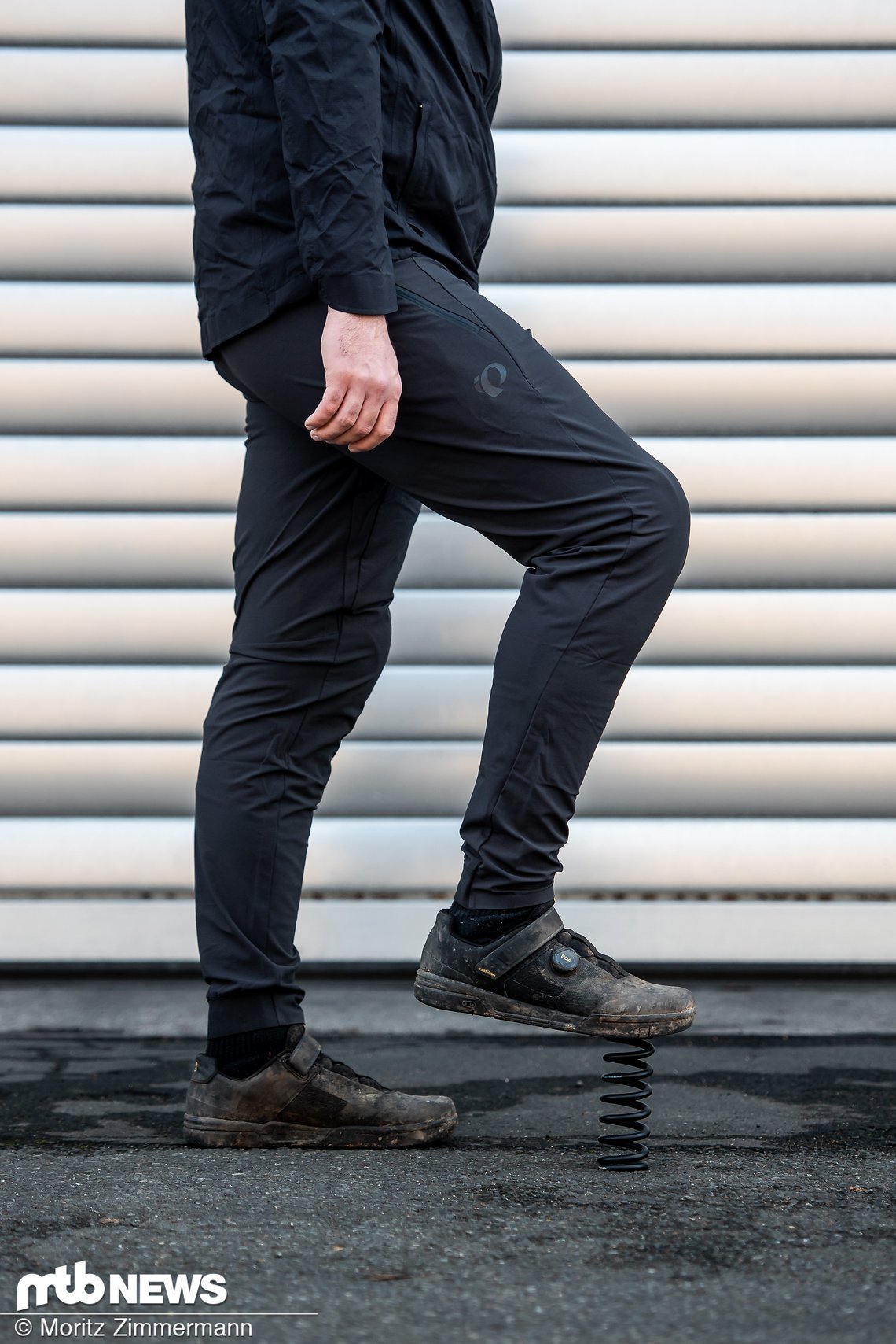 Für einen Preis von rund 160 € wechselt die dunkelgraue Pearl Izumi Launch Trail Pants den Besitzer. Erhältlich ist sie in insgesamt sechs Größen.