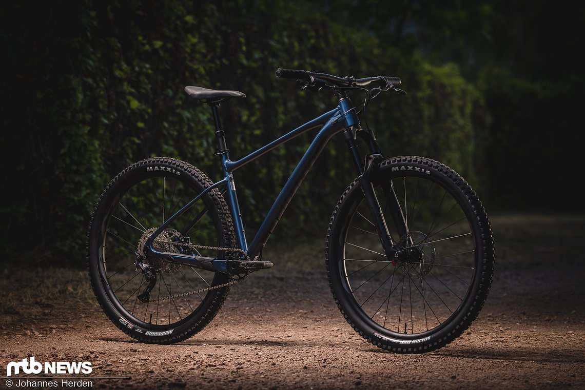 Das Giant Fathom 2 kommt im wunderschönen Farbton „Blue Ashes“ und hat einiges zu bieten!