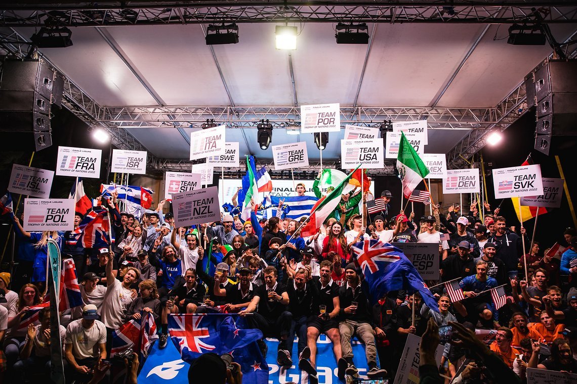 28 verschiedene Nationen auf nur einer Bühne ergeben ein farbenfrohes Bild.