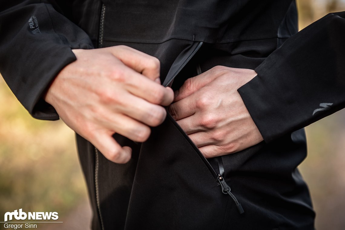 Die eher dicke Jacke hat vorn zwei große Taschen mit Reißverschlüssen.