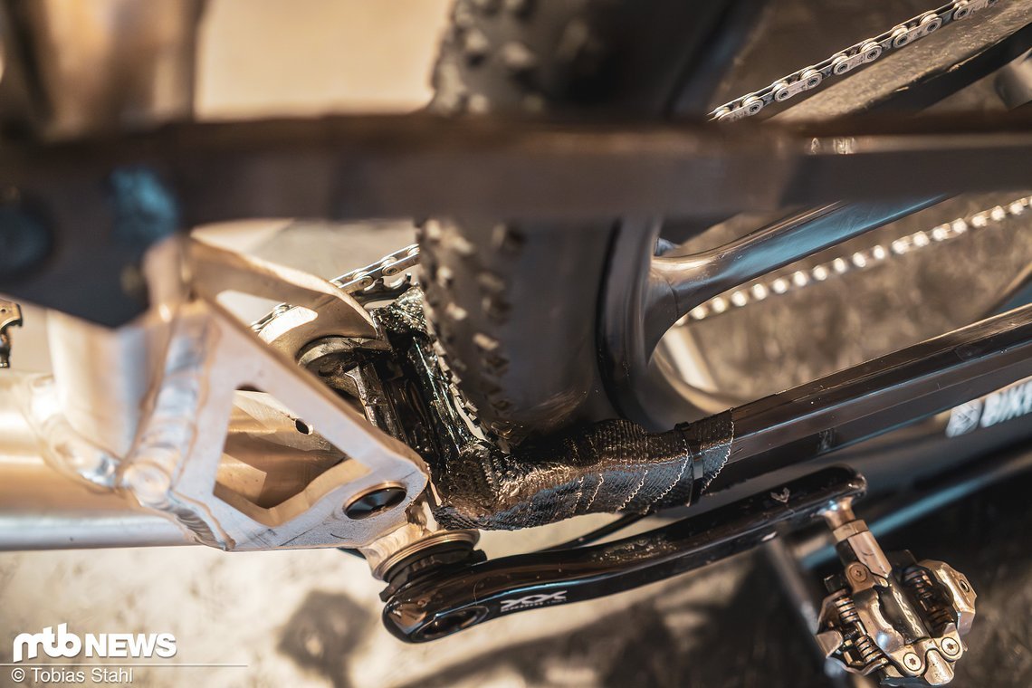 Der Hinterbau ist aus der Serie übernommen und an zentralen Stellen zurechtlaminiert - oder auch einfach zersägt