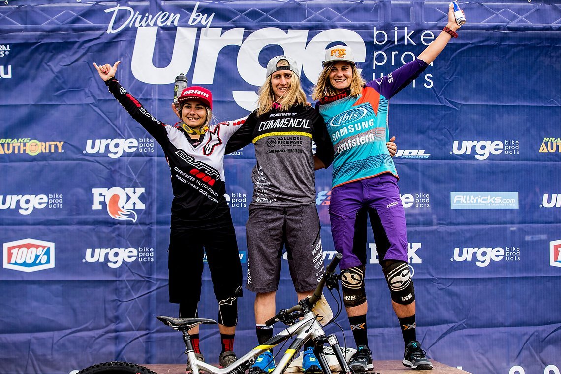Das zweite Podium der Saison für Anita auf dem dritten Platz, neben Sieges-Abonnentin Cécile Ravanel und Isabeau Cordourier