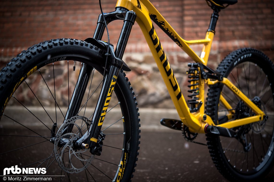 Vorne liefert eine Ghost-gebrandete SR Suntour Aion-Federgabel 150 mm Federweg.