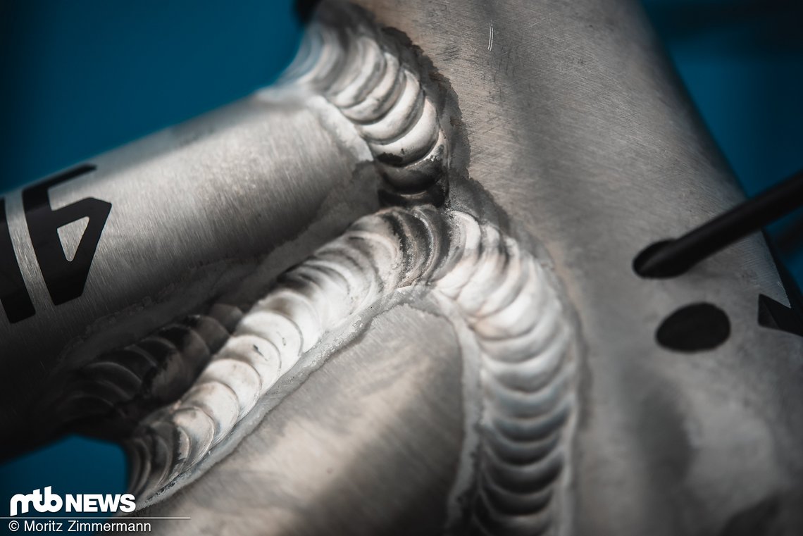 Die geraden Aluminium-Rohre werden in Deutschland zusammengeschweißt