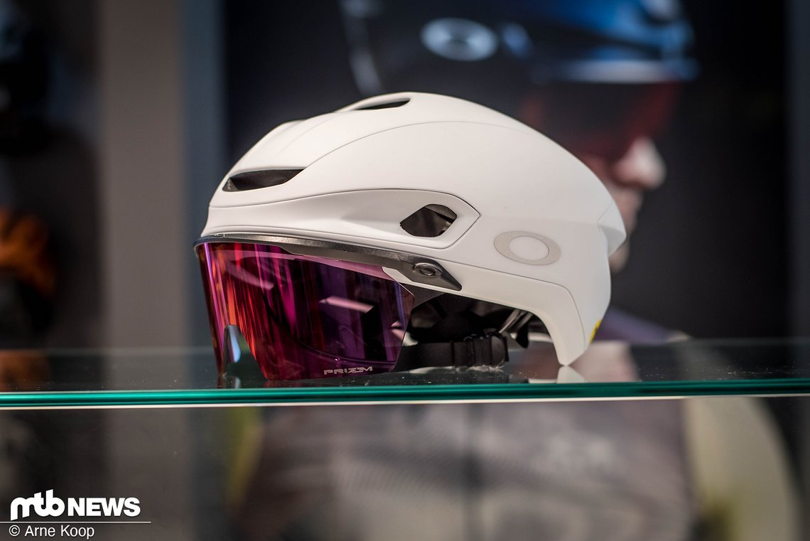 Der Oakley Aro7 will mit seiner Aerodynamik punkten und wandert für einen Preis von 320 € über die Ladentheke.