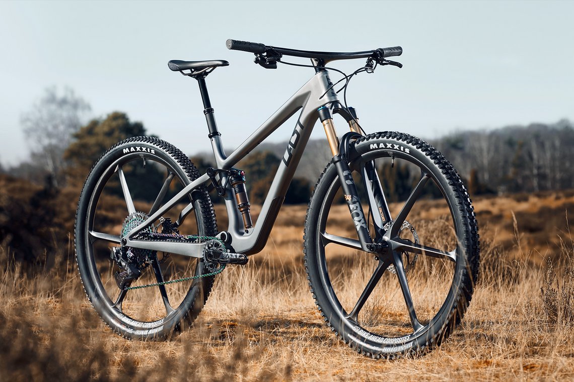 CELOS Downcountry Bike im Featherweight Layup mit Piccola HD und All Ahead The Unit Cockpit und Biturbo Laufradsatz