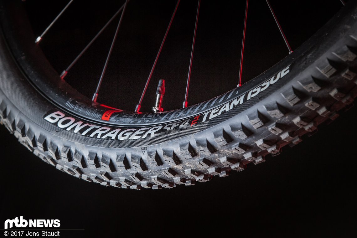 Die Bontrager-Laufräder aus Aluminium mit den montierten Bontrager SE4 Team Issue-Reifen sollen die Antriebskräfte auf den Boden bringen.