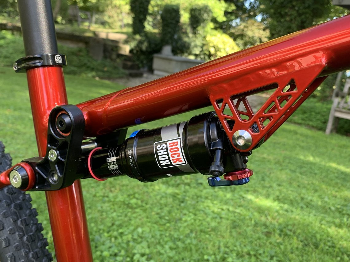 Die 88 mm Federweg am Heck werden von einem Rock Shox SID Luxe Ultimate Dämpfer verwaltet