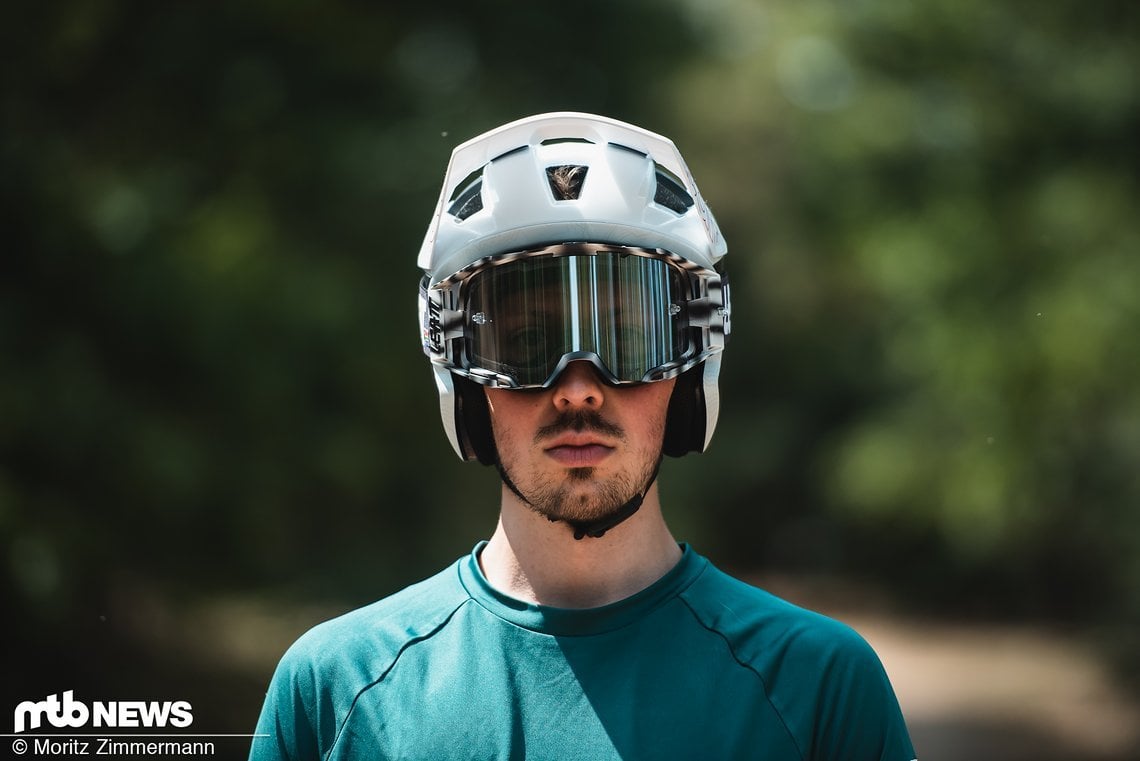 Der Leatt Enduro 3.0 Helm im Open Face-Modus. Durch die drei unterschiedlichen Modi ist er ein guter Freund und Begleiter in jeder Lebenslage.