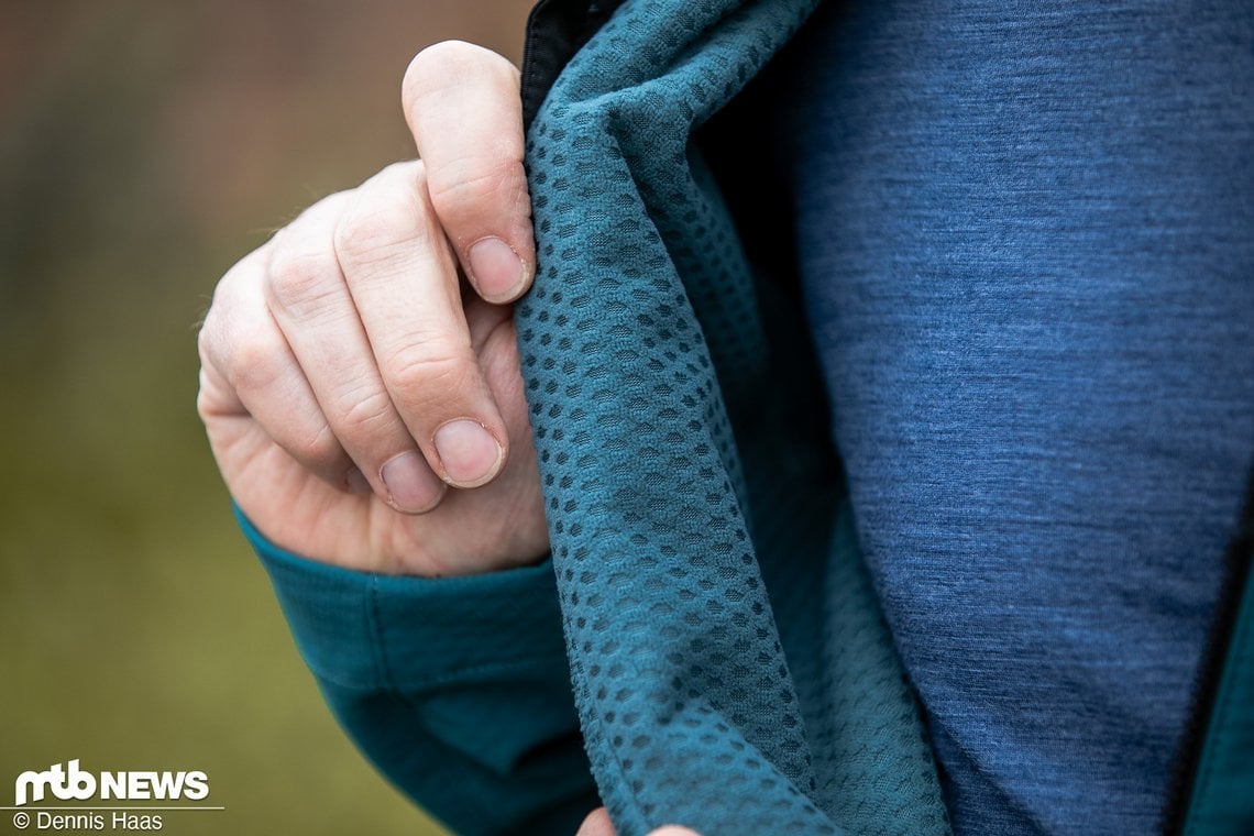 Innen Flausch: Die strukturierte Innenseite der Jacke ist angenehm weich auf der Haut und hält warm.