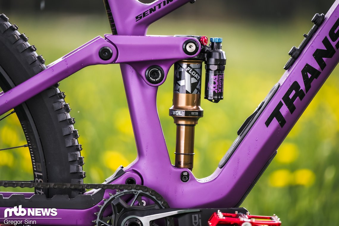 Der Dämpfer am Heck kontrolliert wahlweise 150 mm oder 160 mm Giddy Up-Federweg.