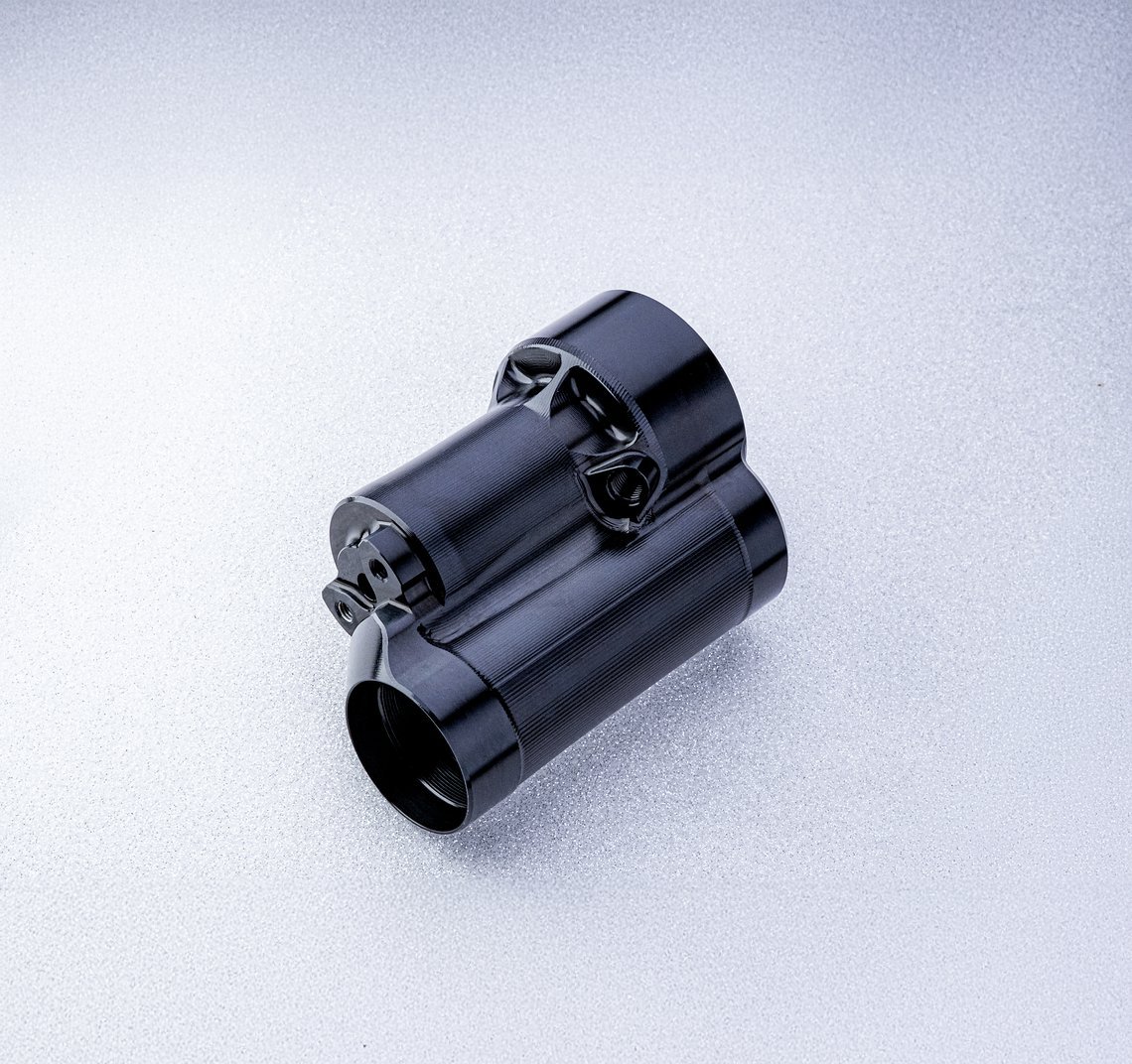 Der namensgebende Monocoque-Body spart Bauteile und Dichtungsringe und sieht einfach verdammt sexy aus.