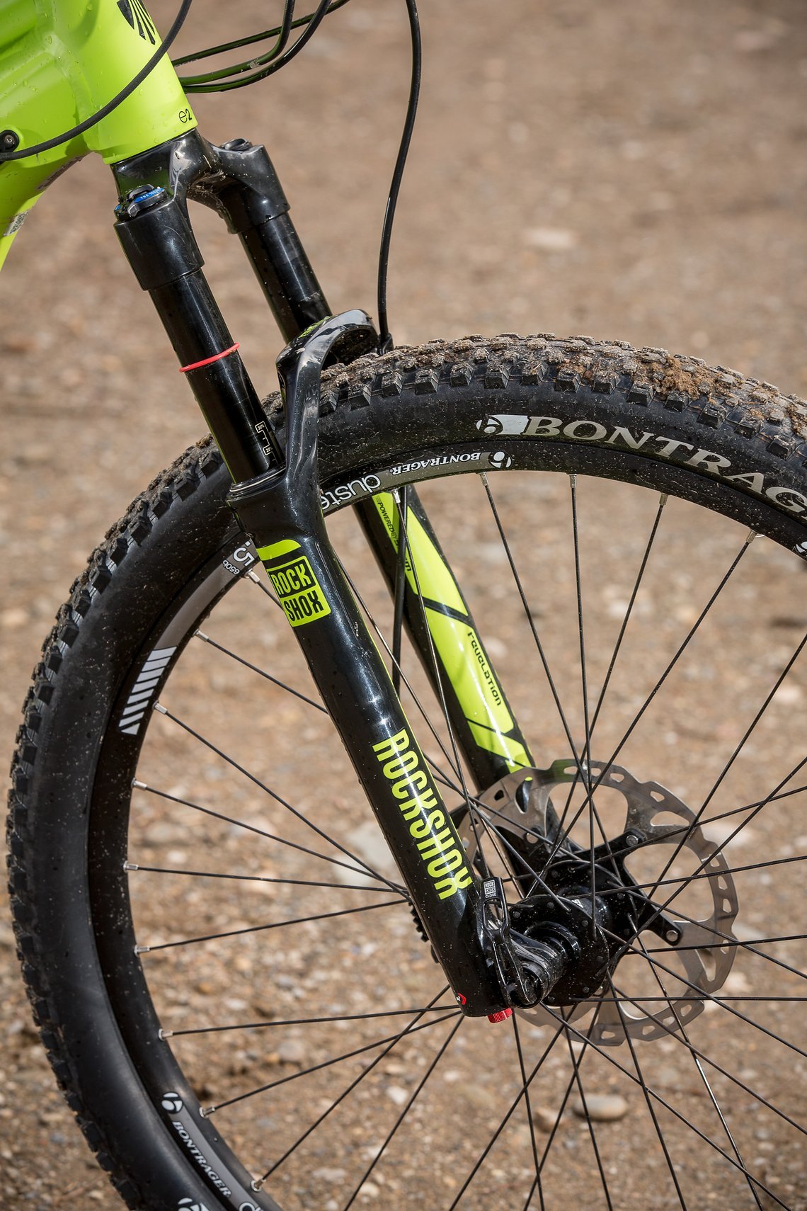 An der Front arbeitet eine RockShox Revelation RCT3 Solo Air mit 120 mm Federweg