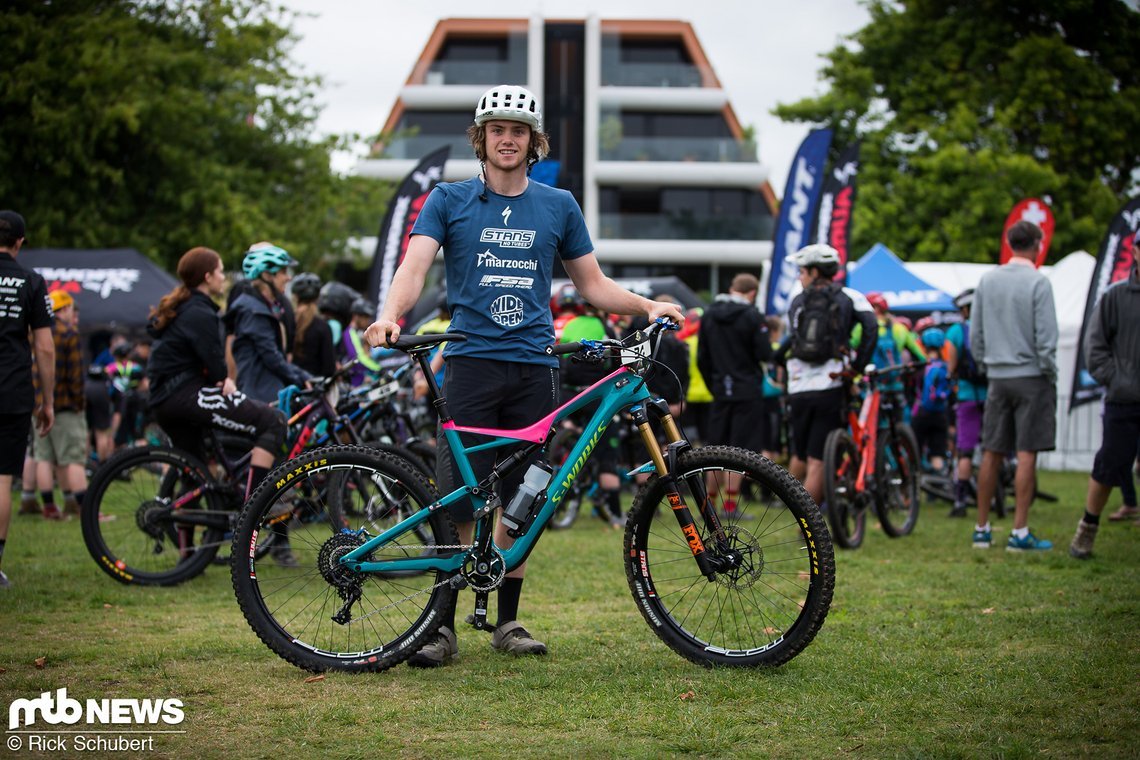 Keegan Wright mit seinem brandneuen Specialized Stumpjumper