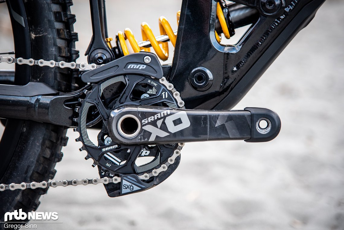 SRAM X01-Carbon-Kurbeln und die leichte MRP SXG-Führung sollen die Kette sicher führen.