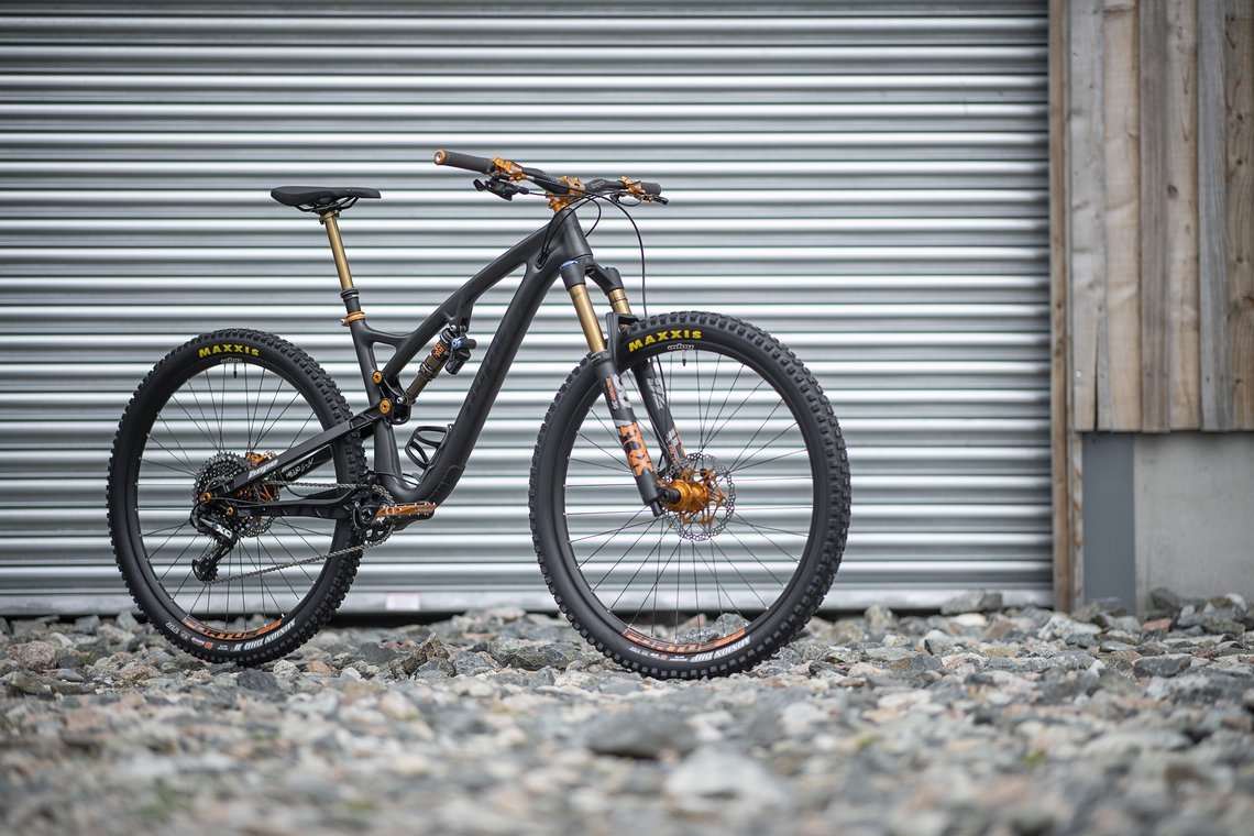 Mit dem Hope HB.130 stellen die Briten von Hope erstmals ein Trailbike vor. 29"-Laufräder und 130 mm Federweg an Heck sowie 140 mm an der Front sollen für jede Menge Fahrspaß sorgen