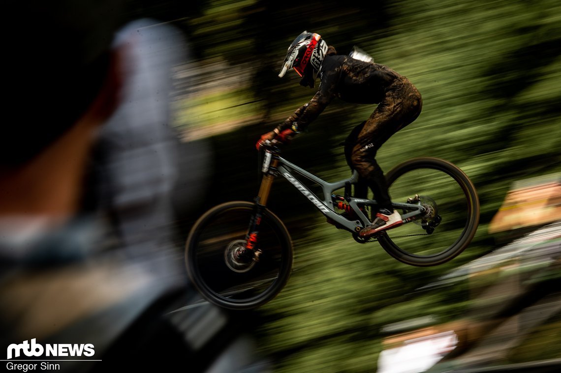 Der Regenschauer pünktlich zum Beginn der Elite-Klasse forderte auf dem rutschigen Bikepark-Boden prompt erste Opfer.