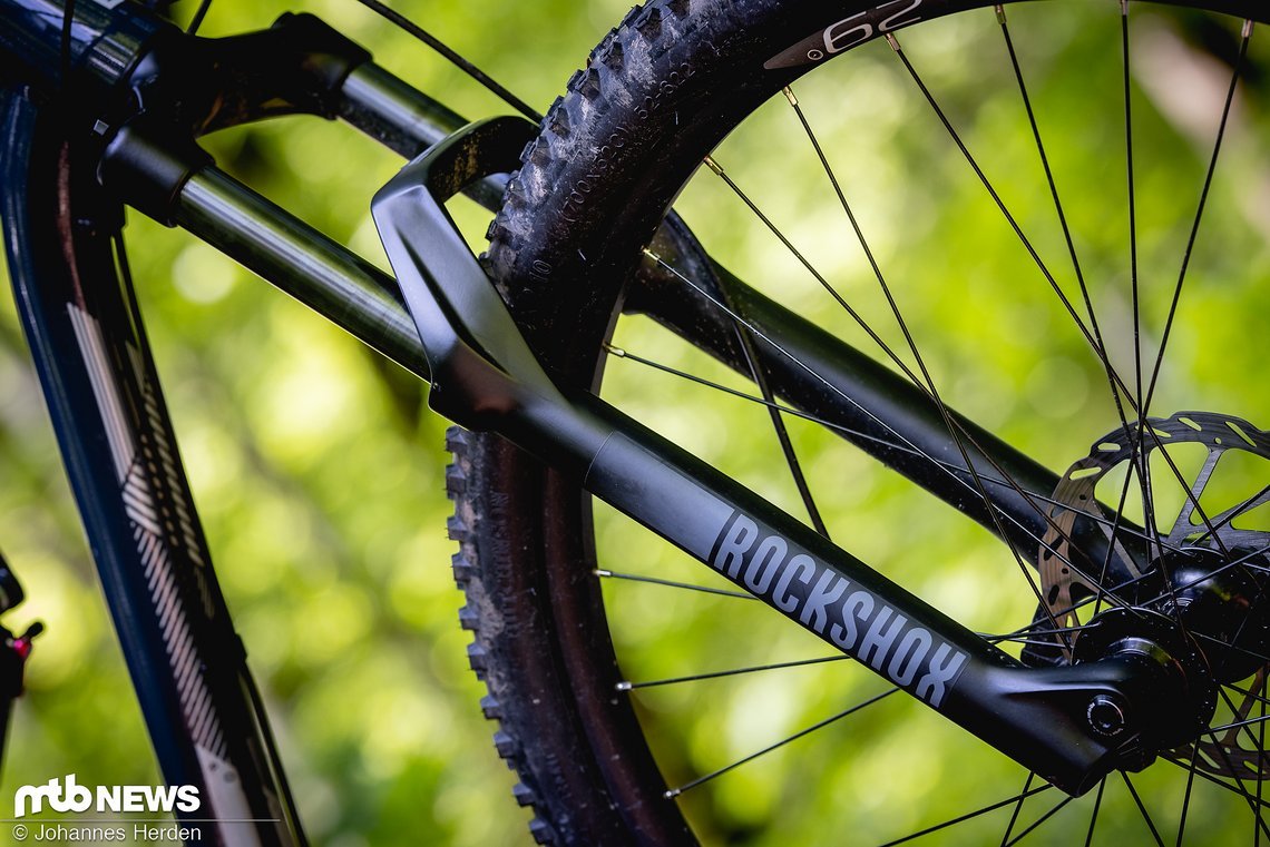 Vorne ist eine RockShox Recon Solo Air mit 150 mm Federweg verbaut