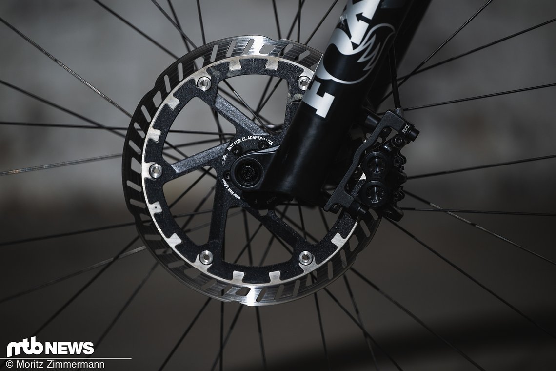 Magura kümmert sich mithilfe der MT-7-Bremse um die Verzögerung.