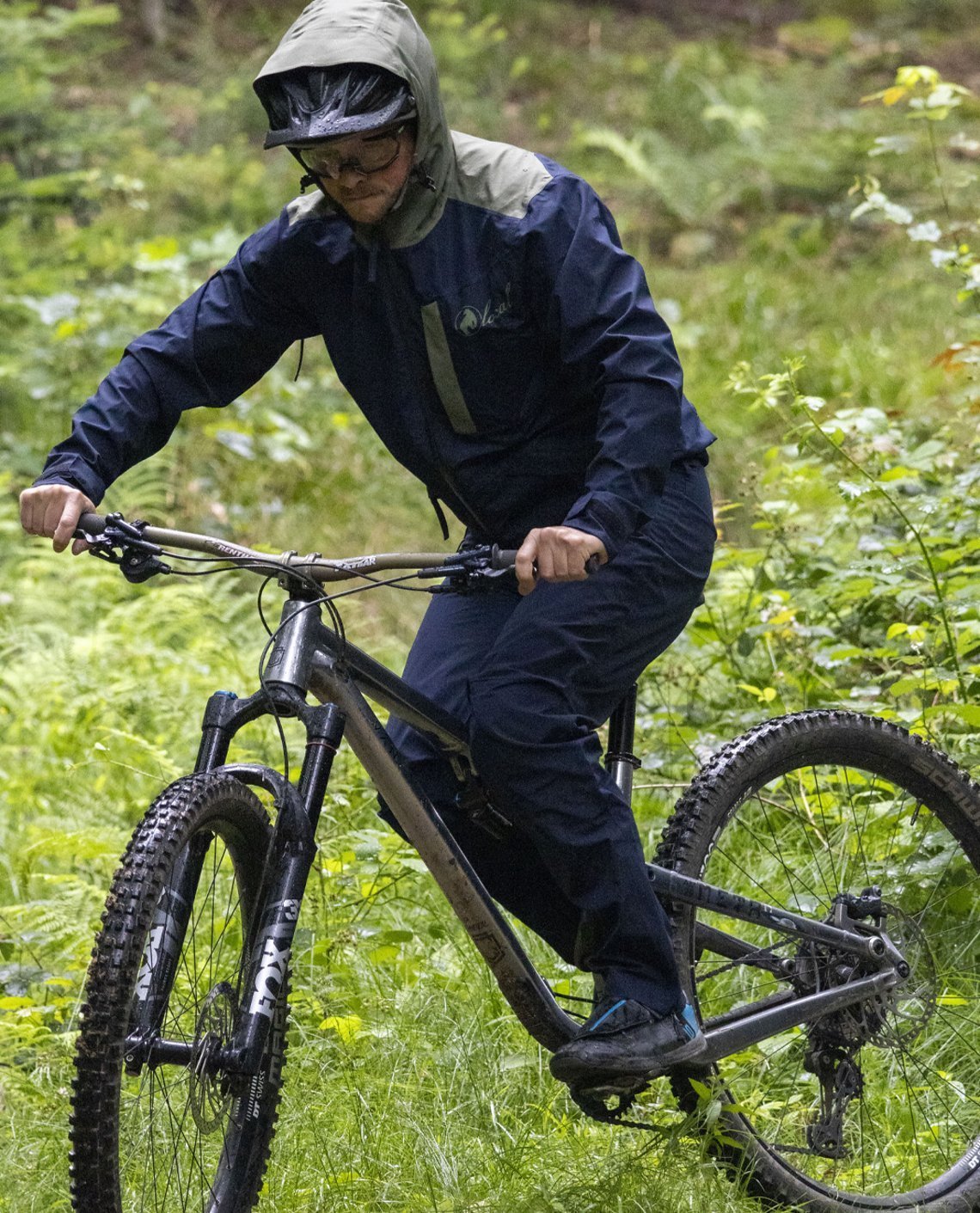 ... oder auf dem MTB – die Jacke soll überall eine gute Figur machen.