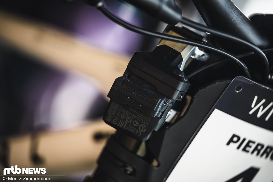 Die Flight Attendant-Kontrolleinheit an den Bikes der Commencal Muc-Off-Profis war definitiv größer als die regulärer Flight Attendant-Fahrwerke