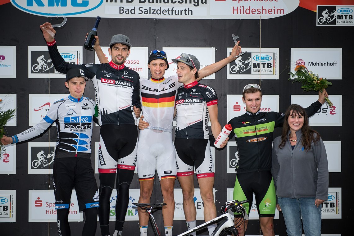 Das Podium der Herren: Christopher Platt, Heiko Gutmann, Simon Stiebjahn, Markus Bauer und Maxi Maier (v.l.)
