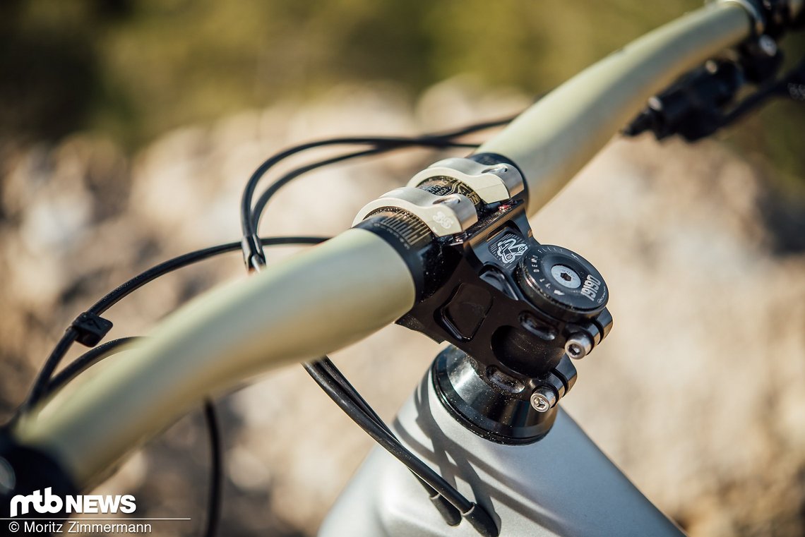 Das Cockpit übernimmt ein 800 mm breiter Renthal Fatbar Carbon-Lenker, der auf einem 50 mm langen Renthal Apex-Vorbau montiert ist.