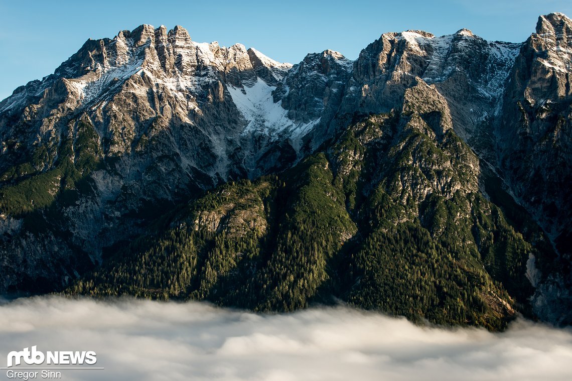 Während der Blick ins Tal versperrt war, strahlten die Steinberge über Leogang im Morgenlicht.