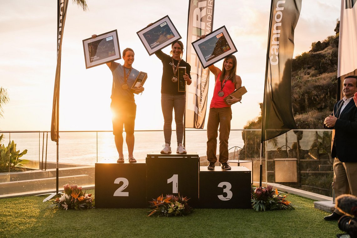 Katy Curd auf Platz 1, gefolgt von Megan Tuttle und Simone Vogel.