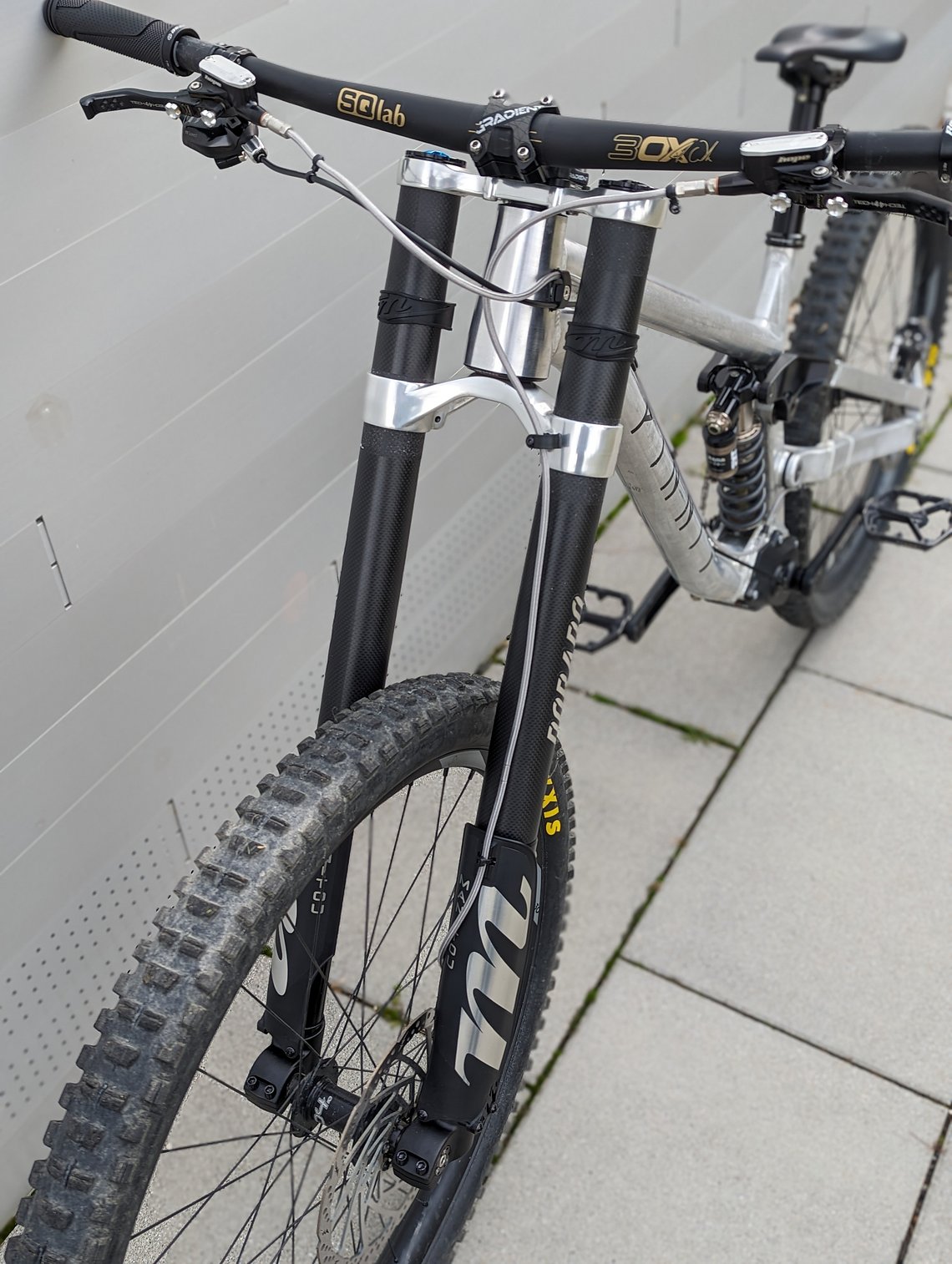 Für die neuste Ausbaustufe ersetzt Andreas seine RockShox Boxxer Ultimate mit seiner alten und neuen Liebe, der Manitou Dorado Pro.