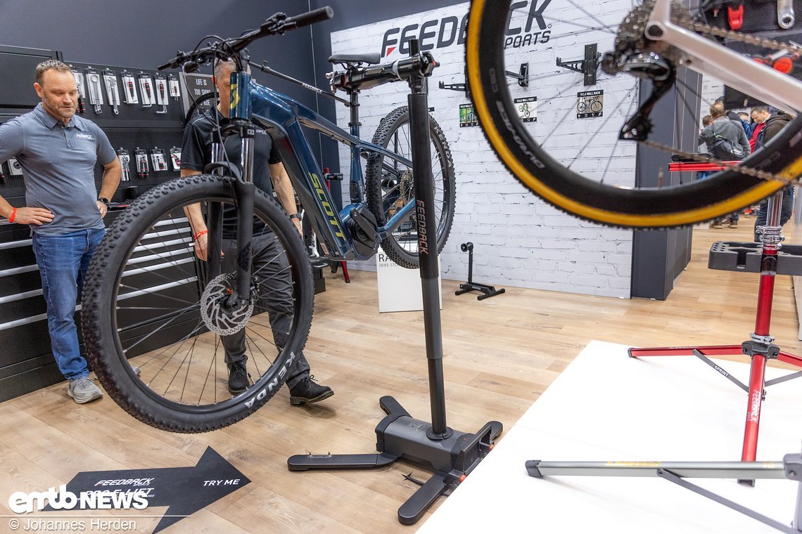 Bikes bis 50 kg Gewicht können mit dem Pro E Lift Bike Repair Stand gehoben werden.