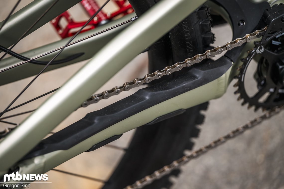 Der herausragende Kettenstrebenschutz sorgt für eine flüsterleiste Fahrt.
