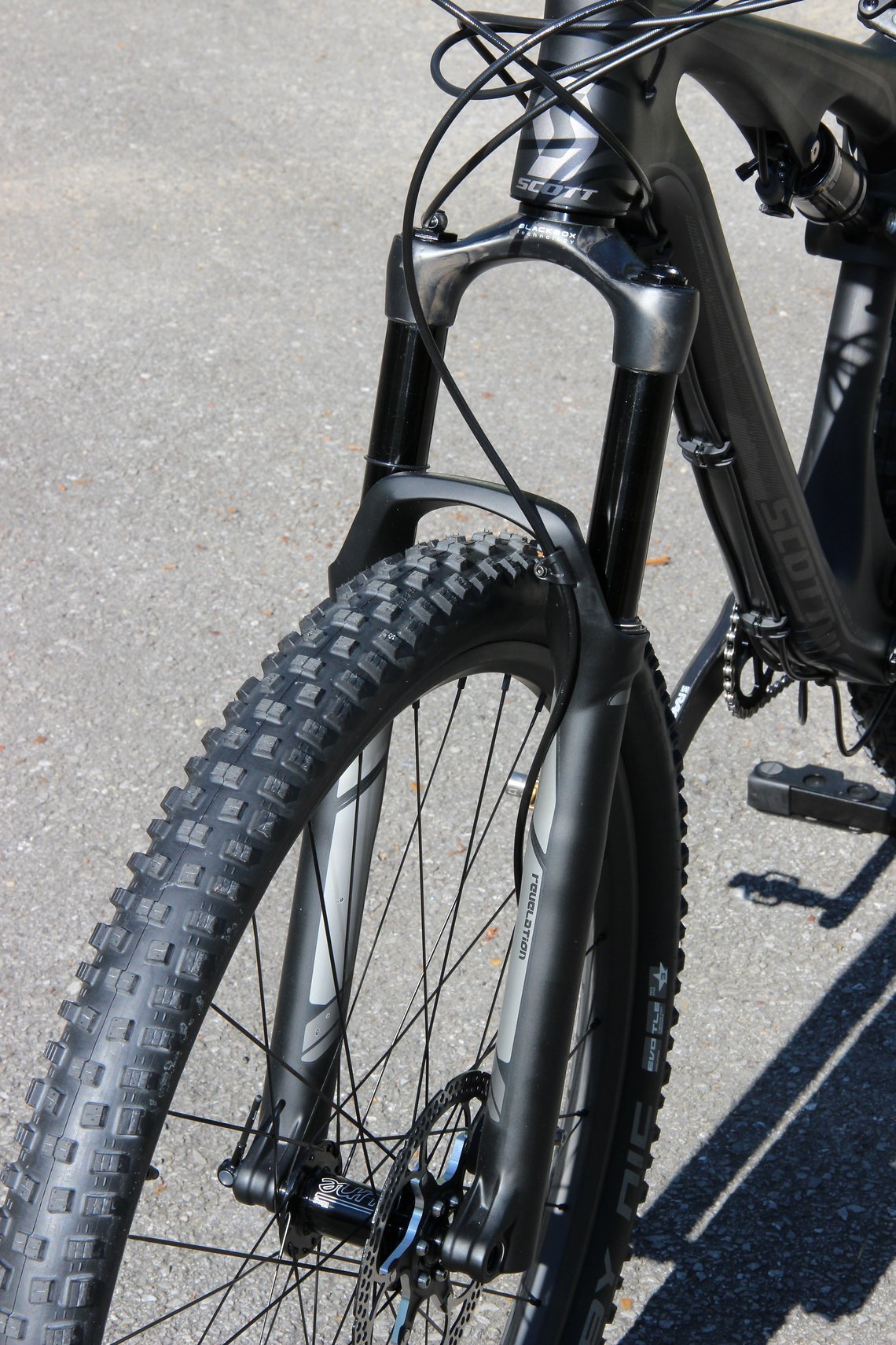 Aus Gewichtsgründen ist eine 26" Revelation World Cup (Carbon-Krone und -Schaft) mit einer 29" Revelation gekreuzt worden