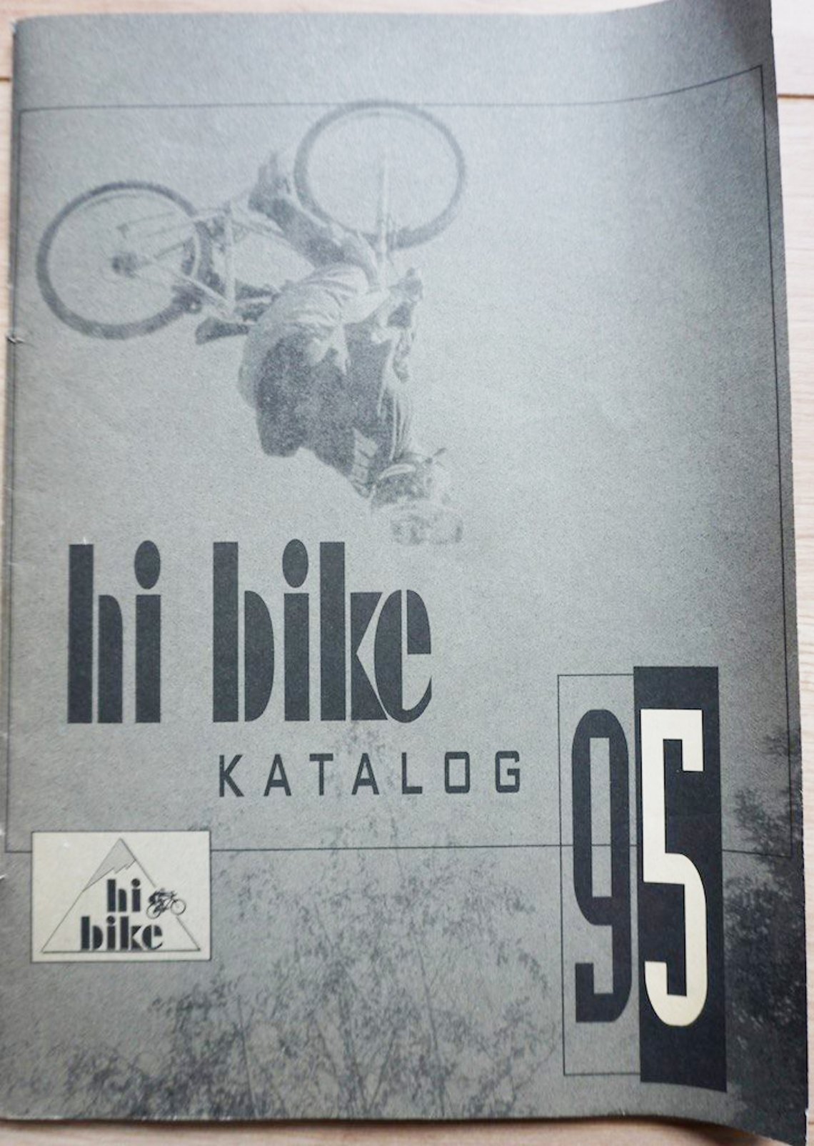 Im Jahr 1995 folgte der erste Hibike-Katalog, der zu den bestellten Produkten mitgeliefert wurde.