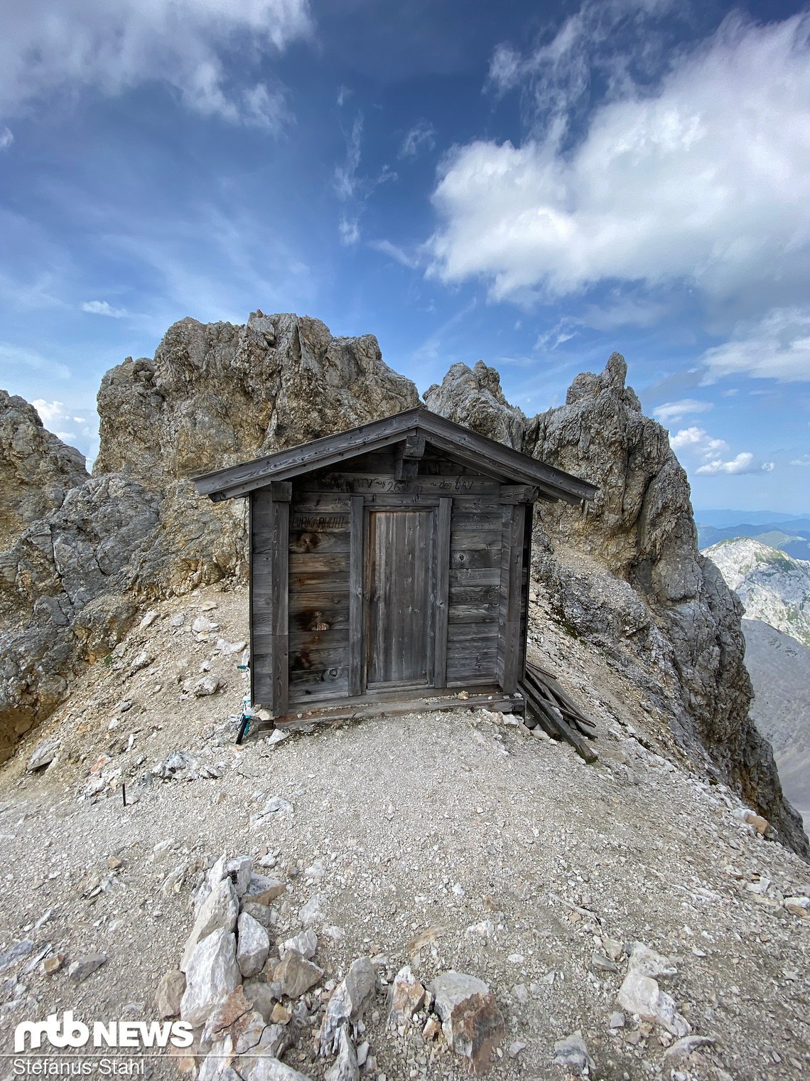 Knapp unter dem Gipfel steht diese unbewirtschaftete Hütte