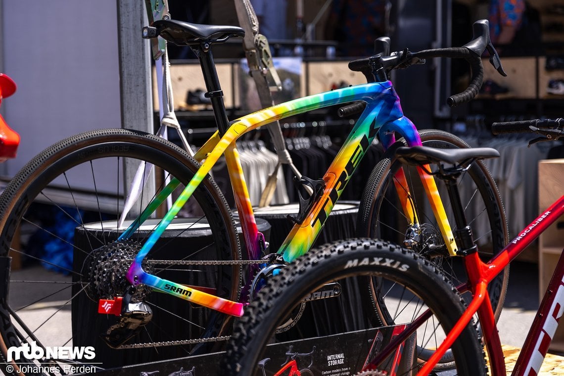 Ist das eine wunderschöne Lackierung – in allen Regenbogenfarben am Trek-Stand.