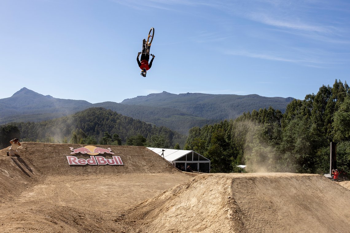 Und weil es so schön war, hier noch einmal der Backflip von Matt Jones.
