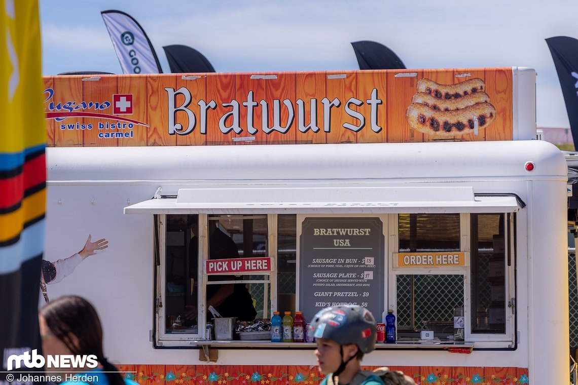Und, na klar – es gab Bratwurst. Die Preisgestaltung von $13 für eine Wurst im kleinen Brötchen allerdings empfanden wir als leicht übertrieben.