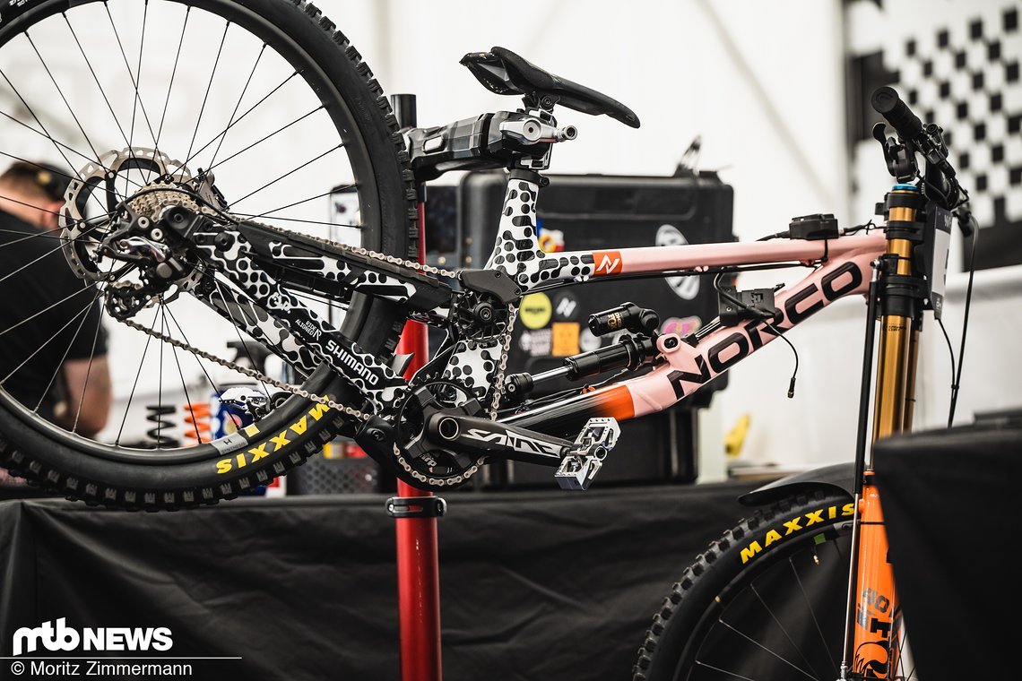 Die Frener Lina ist auf einem schicken Norco-Prototyp in Rosa unterwegs.