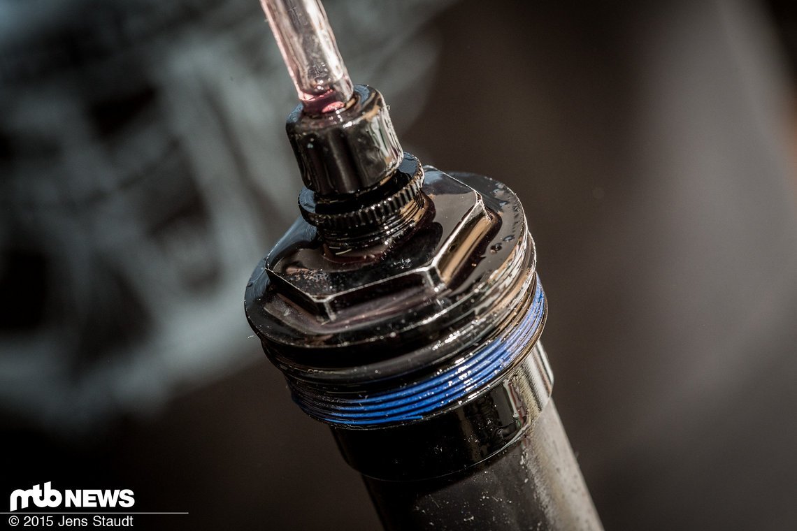 ...müsst ihr die passende Rock Shox-Spritze aufschrauben und mit dem Entlüften beginnen.