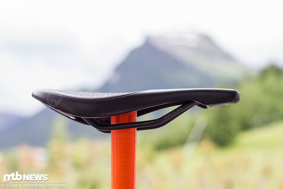 Die Comp-Version kommt entweder in schlichtem Stealth-Look ...