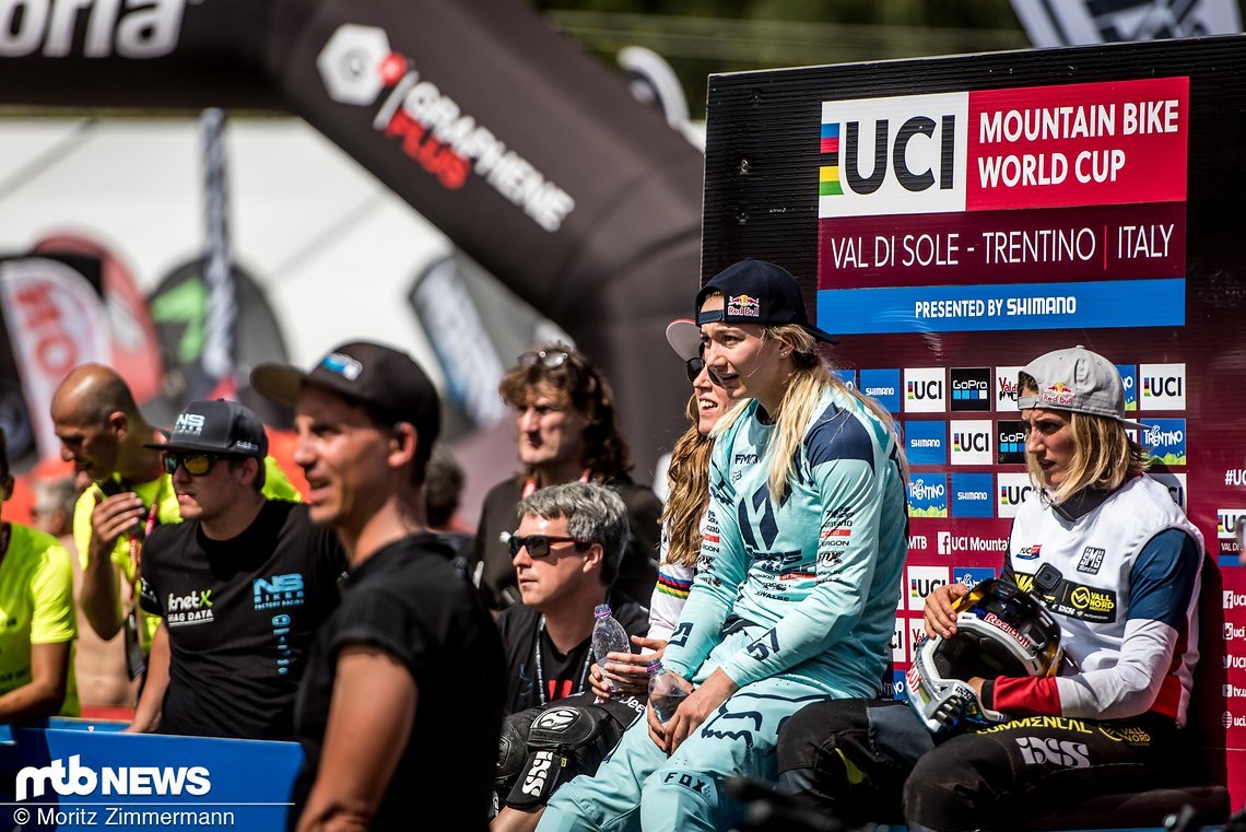… und wartet anschließend gespannt im Hot Seat auf Tracey Hannah.