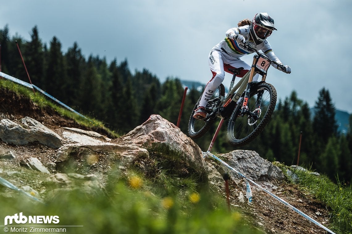 Weltmeisterin Camille Balanche mit den neuen Crankbrothers Mallet Classic Collection-Schuhen beim World Cup-Auftakt in Leogang.