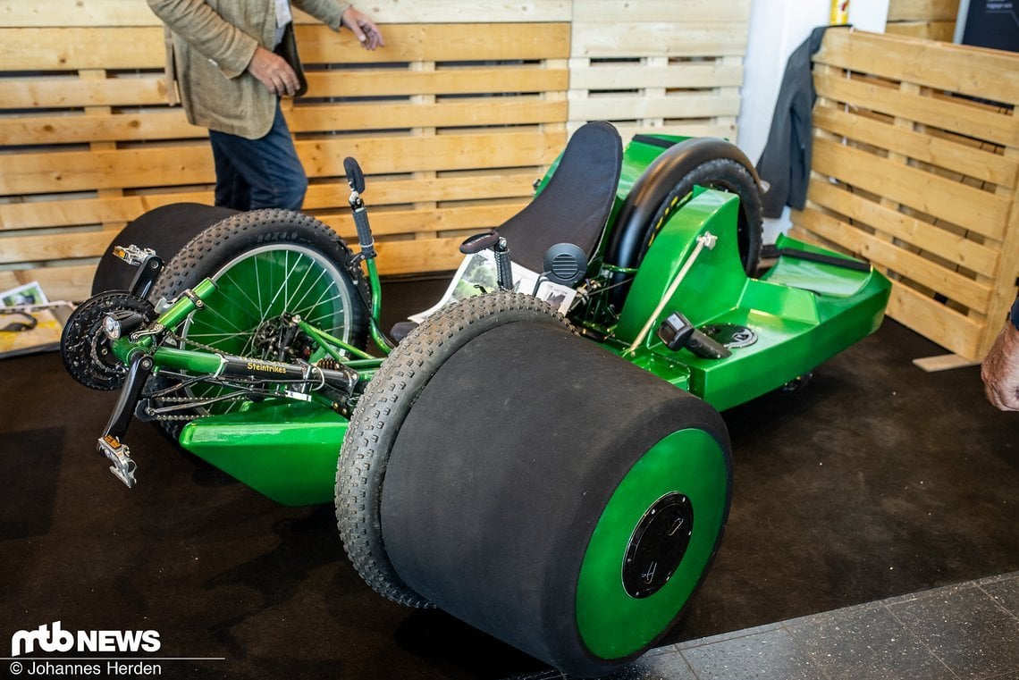 Das Aqua Quad ist ein amphibisches Fahrrad: Vorne befinden sich zwei Schwimmkörper für eine stabile Schwimmlage und guten Bodenkontakt, wenn man an Land fährt