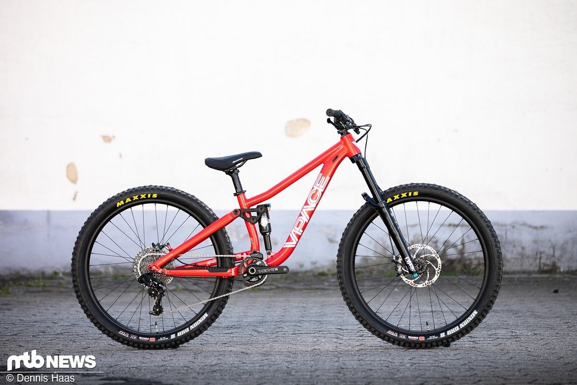 Neben der Farbe Racing Red ist das Bike auch in Silver Star erhältlich.