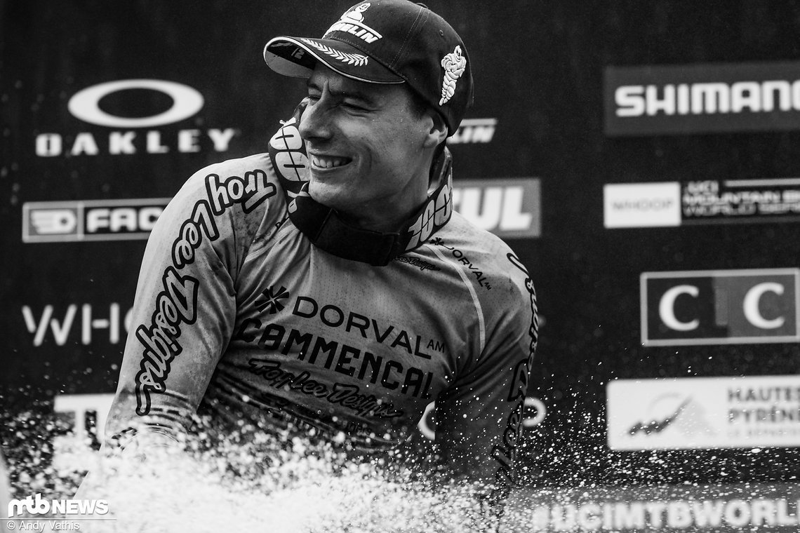 Nach einem spektakulären Rennlauf darf Benoit Coulanges verdientermaßen die Korken knallen lassen und steht zum zweiten Mal in seiner Karriere ganz oben auf einem World Cup Podium.