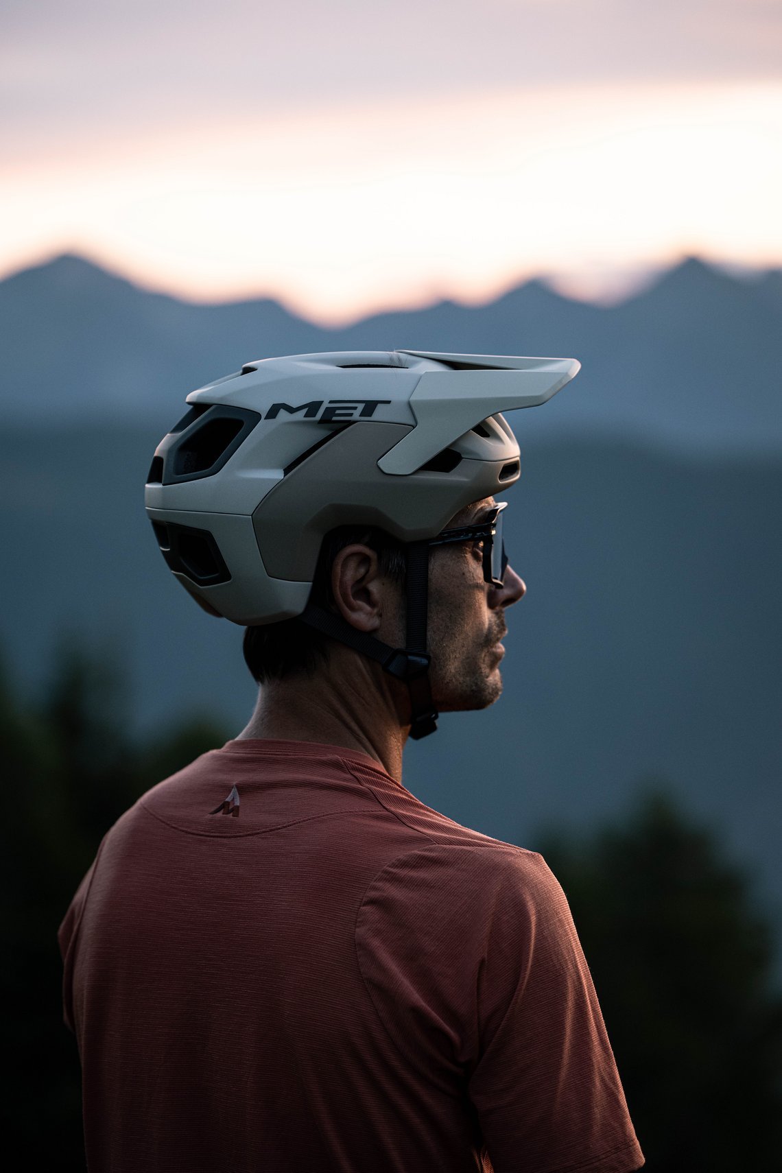 met-revo-mips-mtb-helmet-action-lifestyle-26