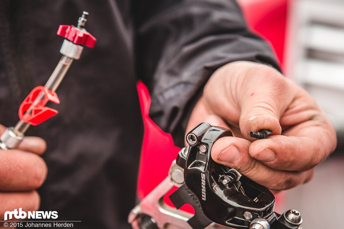 Der Stopfen am Bleed Port des Bremssattels (von Carsten liebevoll "Nupsi" genannt) wird entfernt