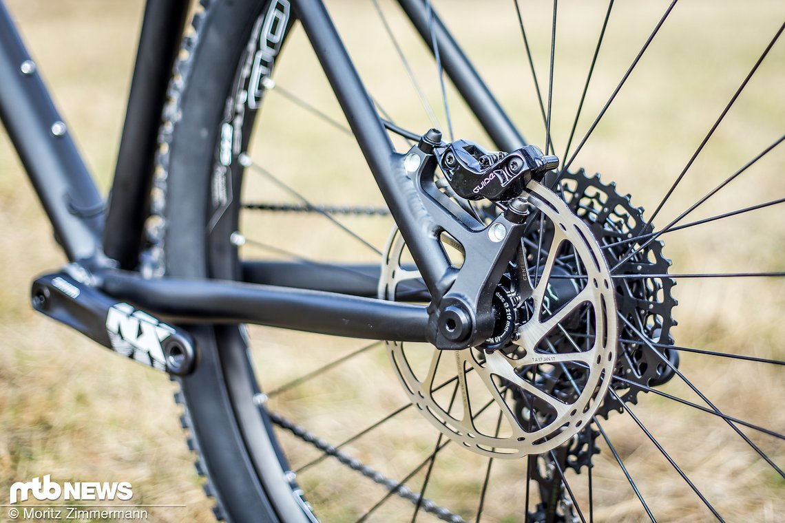 Vorne und hinten kommen 180 mm große Bremsscheiben zum Einsatz